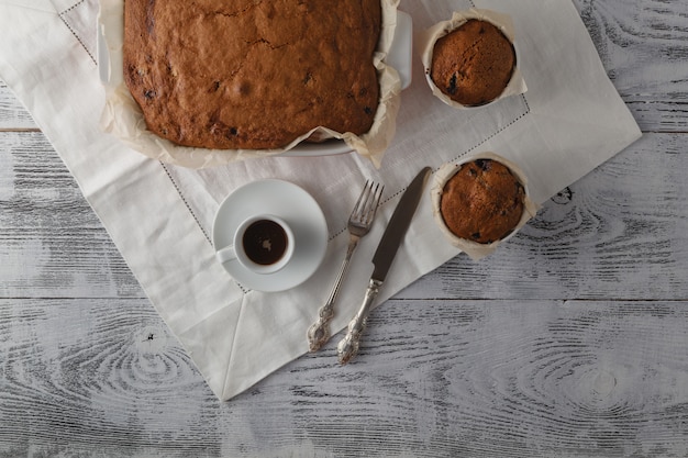 Vista dall'alto di muffin con caffè sul tavolo di legno