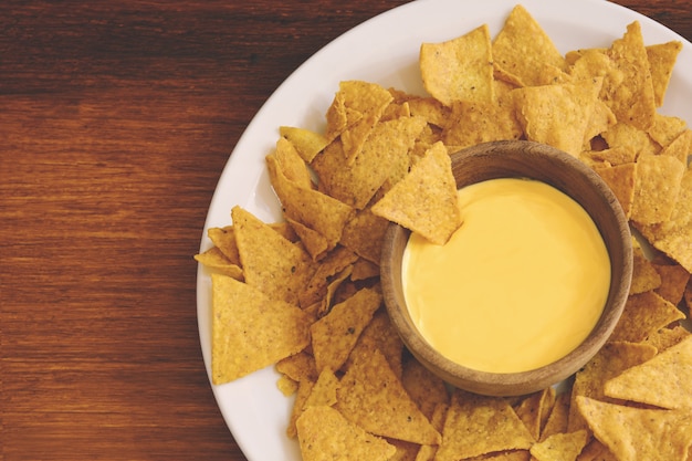 Vista dall&#39;alto di nachos con salsa di formaggio