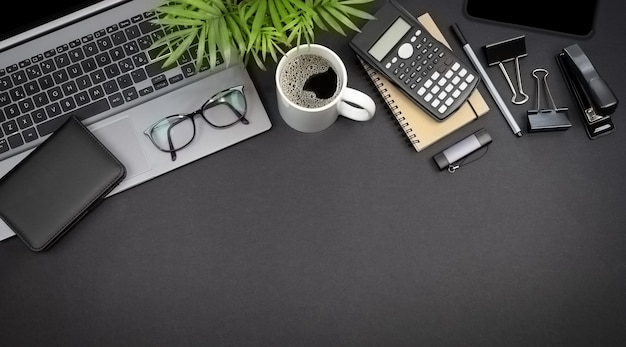 Vista dall'alto di occhiali per laptop e cancelleria Concetto di spazio di lavoro freelance con spazio di copia