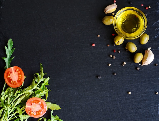 Vista dall'alto di olio d'oliva e ingredienti