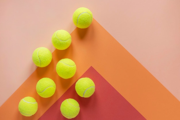 Vista dall'alto di palline da tennis