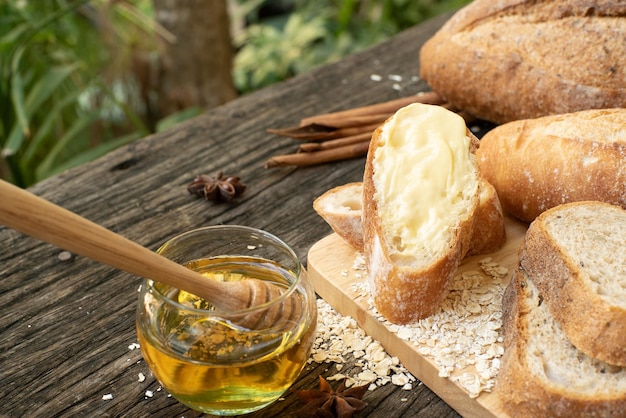 Vista dall'alto di pane ciabatta italiano tradizionale appena cotto preparato e tagliato su un tavolo di legno