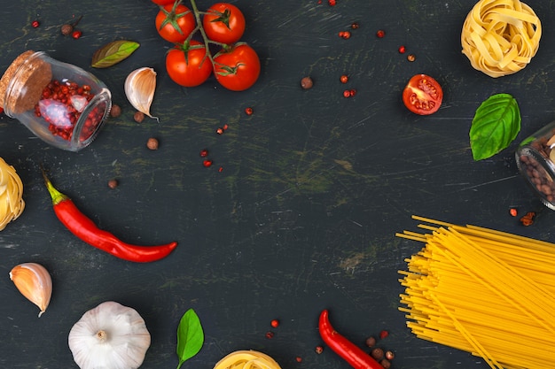 Vista dall'alto di pasta italiana cruda con ingredienti