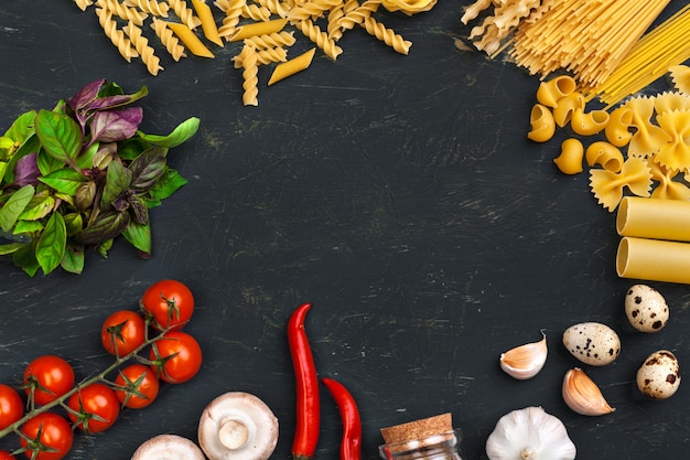 Vista dall'alto di pasta italiana cruda con ingredienti