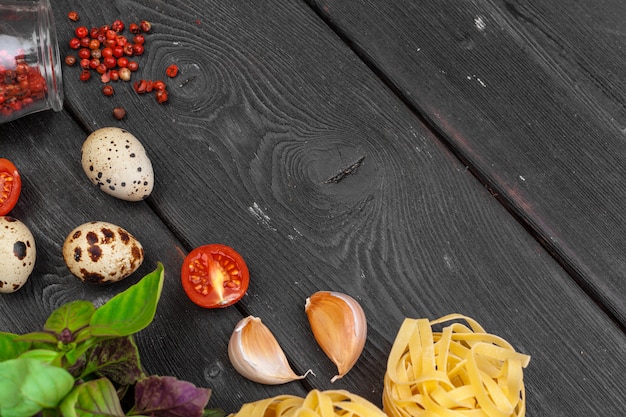 Vista dall'alto di pasta italiana cruda con ingredienti