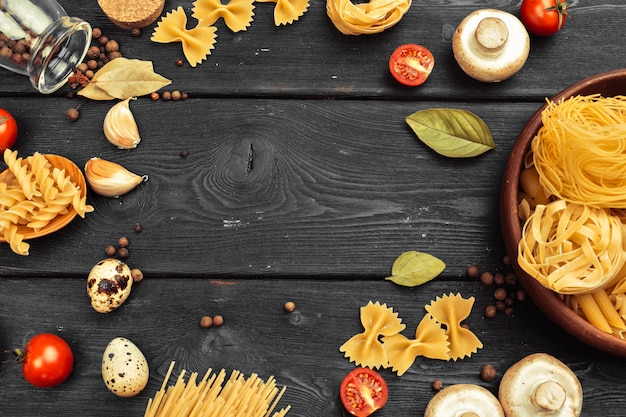 Vista dall'alto di pasta italiana cruda con ingredienti