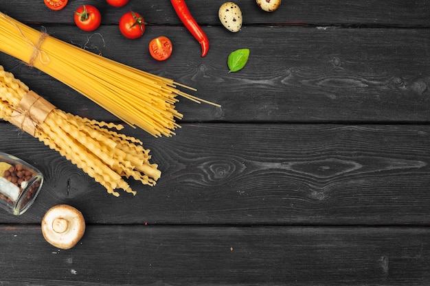 Vista dall'alto di pasta italiana cruda con ingredienti