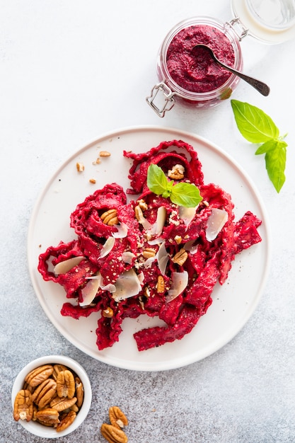 Vista dall'alto di pasta mafaldine vegetariana con pesto di barbabietole