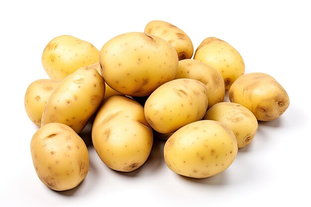 Vista dall'alto di patate biologiche fresche su sfondo bianco