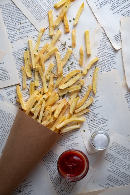 Vista dall'alto di patatine fritte con sale e ketchup