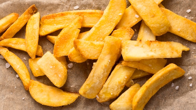 Vista dall'alto di patatine fritte su carta con sale