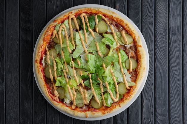 Vista dall&#39;alto di pizza con cetrioli e insalata in salamoia