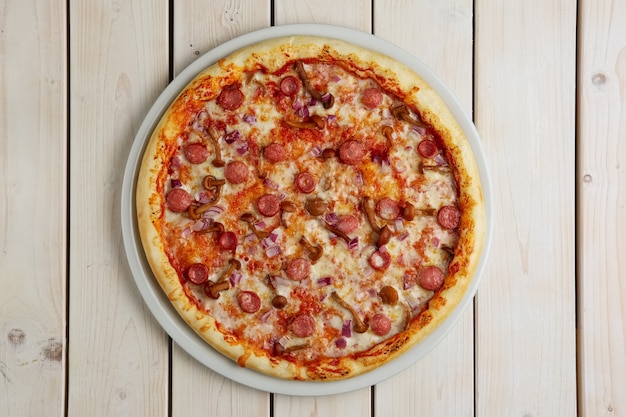 Vista dall&#39;alto di pizza con salsiccia e miele agarico