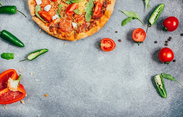 vista dall'alto di pizza su grigio