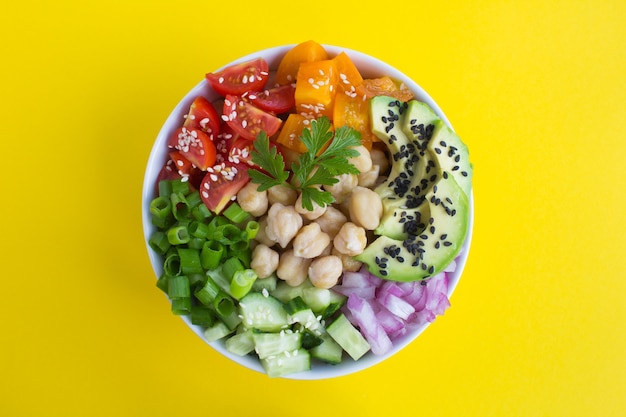 Vista dall'alto di poke bowl con ceci e verdure