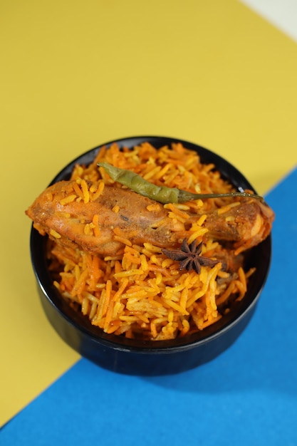Vista dall'alto di pollo biryani, cibo indiano, delizioso pasto iftar ramadan, Hyderabadi biryani