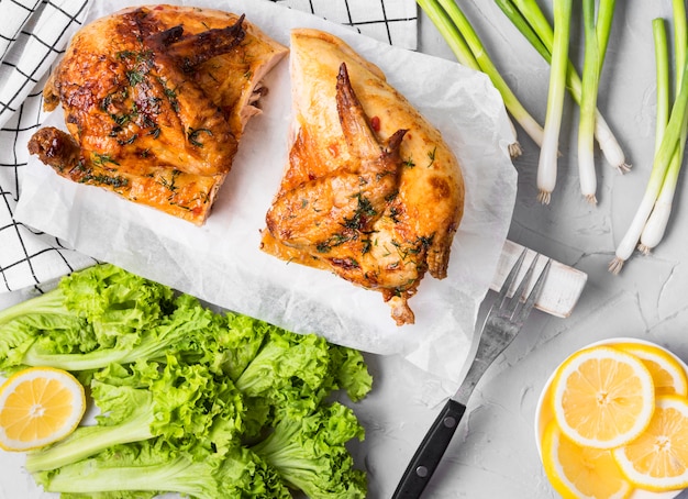 Vista dall'alto di pollo intero al forno a metà con insalata