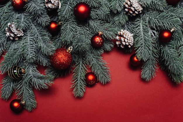 Vista dall'alto di rami di albero di Natale con ornamenti