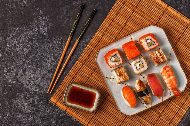 Vista dall'alto di rotoli di sushi su un piatto