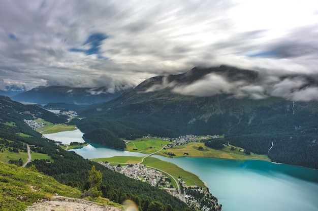 Vista dall'alto di Silvaplana e Surlej in Engadina Svizzera