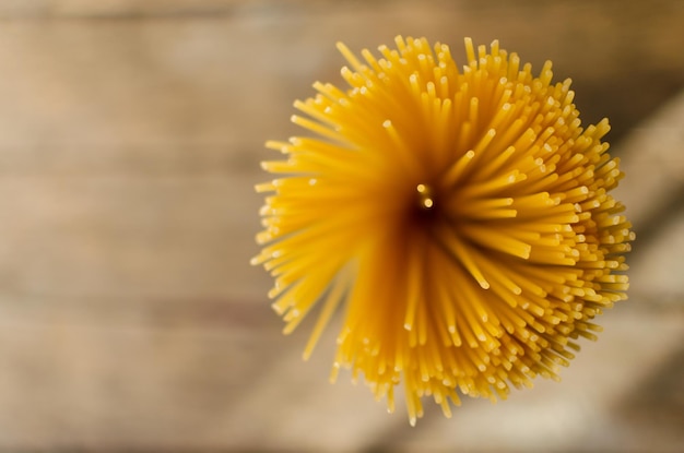 Vista dall'alto di spaghetti crudi vicino alla foto orizzontale