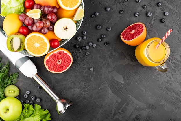 Vista dall'alto di succo d'arancia e ciotola di frutta