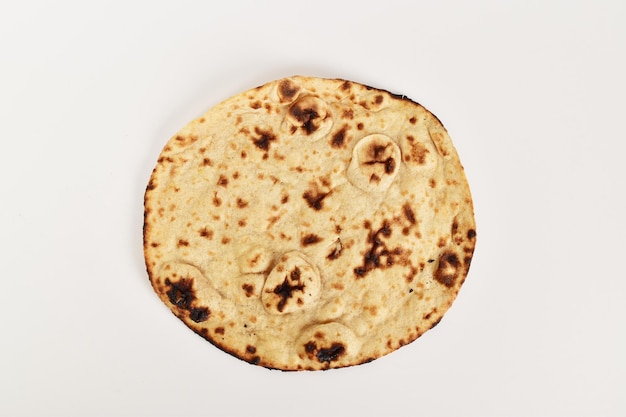 Vista dall'alto di tandoori roti isolato su sfondo bianco con tracciato di ritaglio