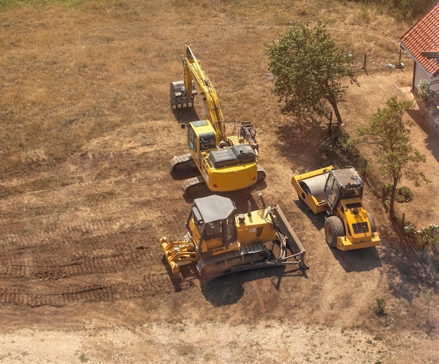 Vista dall'alto di trattori ed escavatori gialli