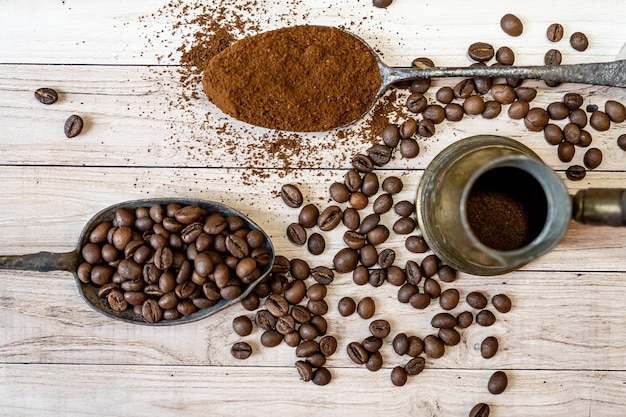 Vista dall'alto di tre diverse varietà di chicchi di caffè