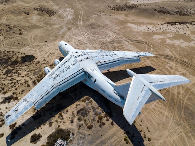 Vista dall'alto di un aereo passeggeri abbandonato