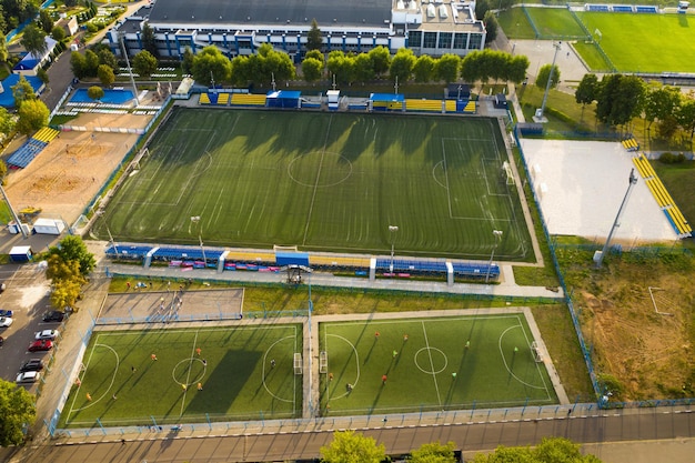 Vista dall'alto di un campo di calcio sportivo con giocatori che giocano a calcio.un piccolo campo di calcio sulla strada della città.Bielorussia