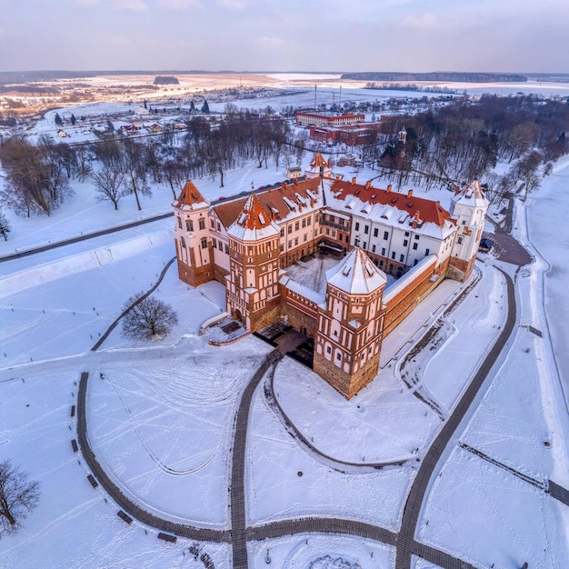 Vista dall'alto di un castello medievale a Mir