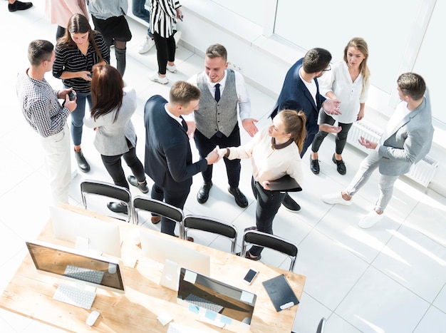 Vista dall'alto di un gruppo di dipendenti che discutono di problemi di lavoro