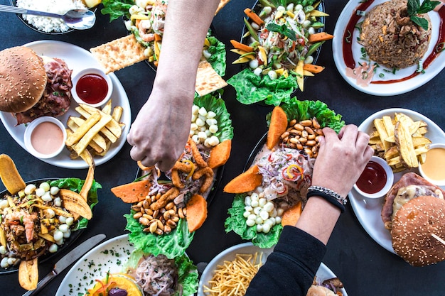 Vista dall'alto di un gruppo di persone che festeggiano e mangiano in un ristorante peruviano