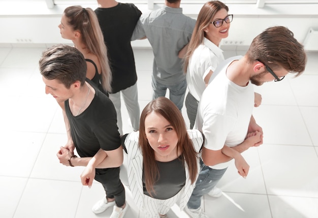 Vista dall'alto di un gruppo eterogeneo positivo di persone felici