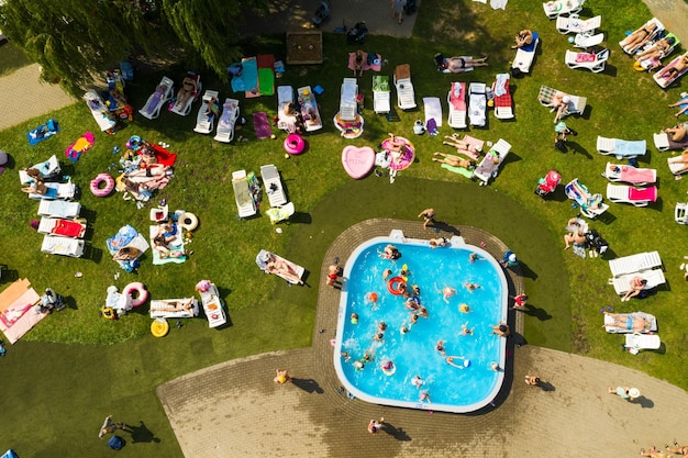 Vista dall'alto di un luogo all'aperto dove le persone possono rilassarsi dove c'è una piscina e molti lettini