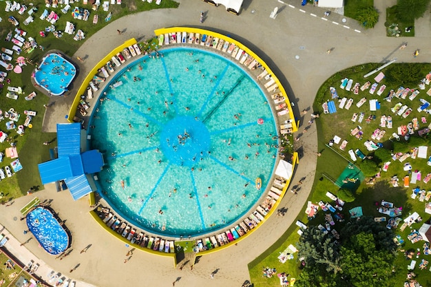 Vista dall'alto di un luogo all'aperto dove le persone possono rilassarsi dove c'è una piscina e molti lettini