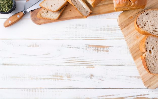 Vista dall'alto di un pane integrale tagliato su una tavola da taglio in legno