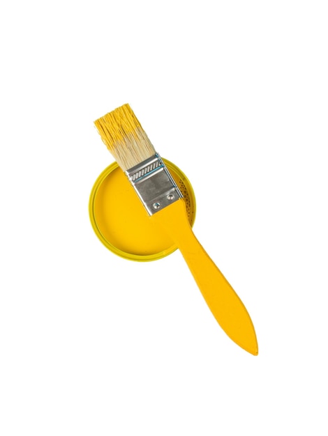 Vista dall'alto di un pennello giallo e un barattolo di vernice gialla isolato su uno sfondo bianco Colori di tendenza
