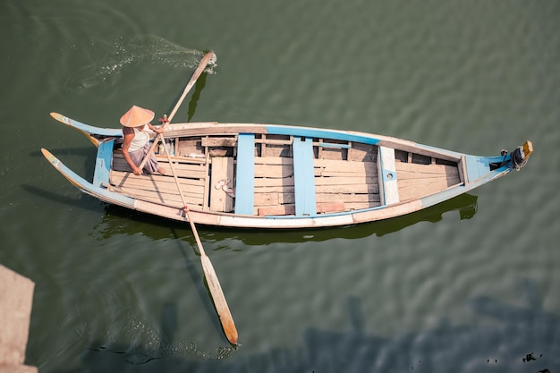 Vista dall'alto di un pescatore che rema la sua barca in Myanmar