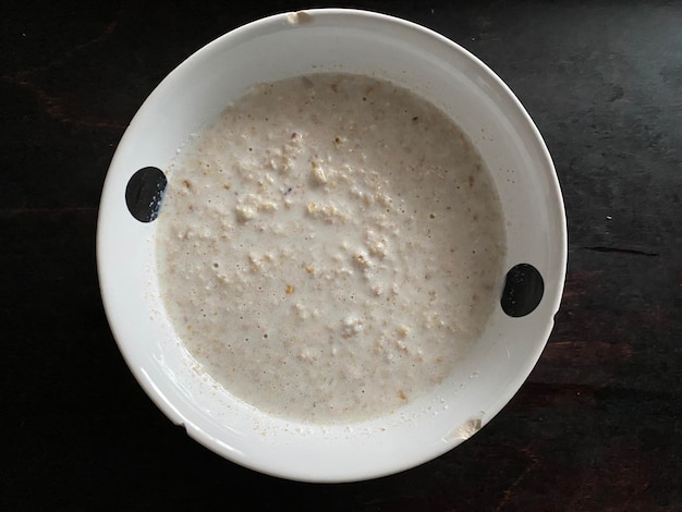 Vista dall'alto di un piatto con un delizioso porridge di farina d'avena che si trova sul tavolo