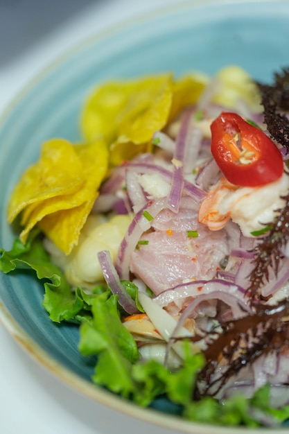 Vista dall'alto di un piatto di ceviche