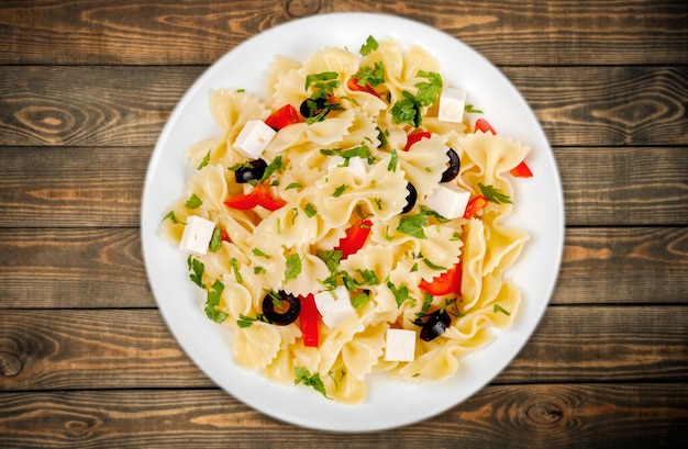 Vista dall'alto di un piatto di sane verdure arrosto alla griglia con tofu o cagliata di soia,