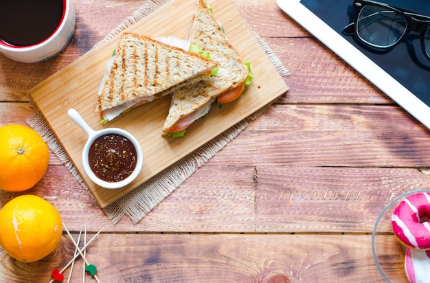 Vista dall'alto di un sano panino, su una superficie di legno