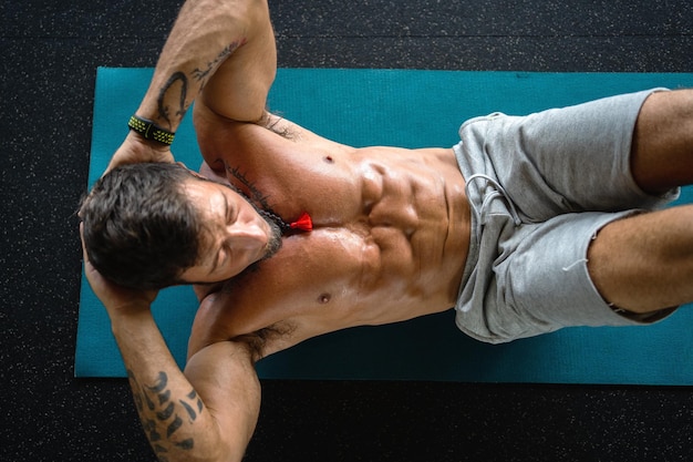 Vista dall'alto di un uomo in forma che fa addominali in una palestra