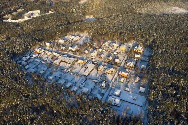 Vista dall'alto di un villaggio estivo in inverno nella foresta vicino a Minsk. Bielorussia.