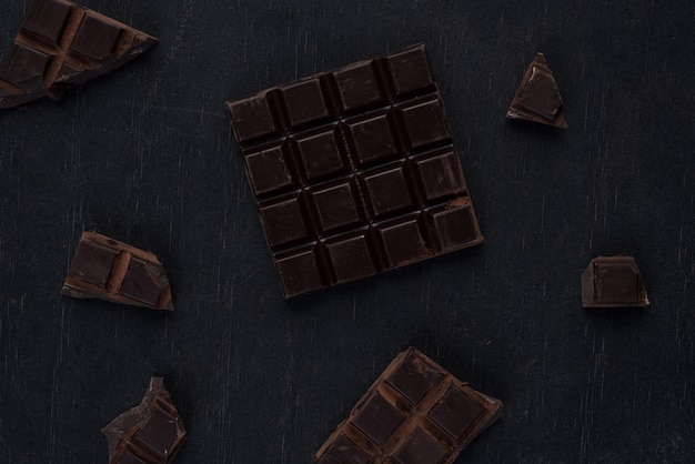 Vista dall'alto di una barretta di cioccolato fondente con pezzi