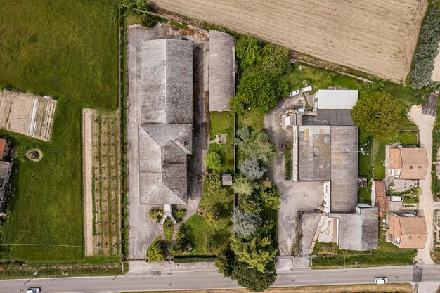 Vista dall'alto di una casa singola in un villaggio italiano