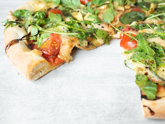 Vista dall'alto di una deliziosa pizza vegetariana sul tavolo