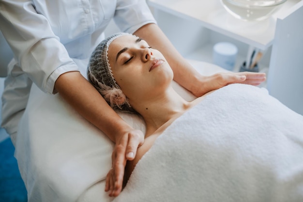 Vista dall'alto di una donna che riceve un massaggio alle spalle presso il salone spa bellezza della pelle cura della pelle spa cura del corpo